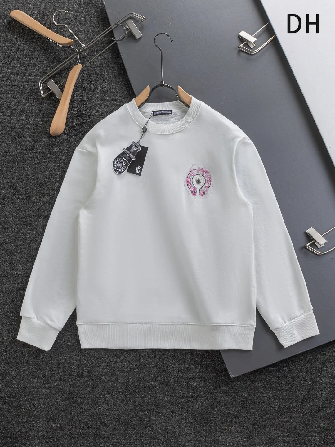 P240 Chrome Hearts CH Cross 25SS Autumn and Winter Sweatshirt Early Autumn Classic Colorful hand-painted horseshoe Sanskrit cross on the chest 🪡 embroidery Large logo on the back hand-painted horseshoe Sanskrit ✝️🪡 embroidery Round neck pullover sweatshirt, hot style coming, a style that both men and women like, same style for men and women, 100% chance of turning heads when you wear it when you go out! It’s all about being handsome. The designer’s classic sense is precisely grasped. The whole piece of clothing is heavy. Industrial washing process. Ready-made garments are dyed + sprayed for a horse effect. The double-wash process is very recognizable. It uses heavy washing to make it distressed. The edges of the patch are slightly rolled and naturally distressed. It has a three-dimensional sense of layering and a little damage. It is very visually lethal. It adheres to Kroxin's consistent rough style. The chest and back are large, and the horseshoe flower printed patch pattern is embroidered and decorated. It is also decorated with silver metal engraved distressed buttons. The classic elements full of brand recognition instantly enhance the overall sense of grade and specification. Its texture is quite high-end! The overall feeling is high-end, simple and elegant, with silver hardware accessories, a full set of customized accessories, and the pattern of the entire dress is all decorated with patchwork three-dimensional embroidery technology, which is the finishing touch of the entire dress. The design on the back is even more eye-catching! ! This full back is so cool, it’s full of design, and the overall upper body style highlights fashion and individuality. Wearing it together as a couple is even more popular on the street. I recommend the early autumn sweatshirt! ! The fabric is a unique 440g 100% cotton, which is skin-friendly, breathable, warm to the touch, firm in texture, and smooth in lines. It can be called a back killer, which has very strict requirements on craftsmanship and cost. The smooth neckline, flat cuffs and hems are large and tightly stitched, tight and orderly, and the details are perfect. The consistent OS version can be worn alone or layered. It is very casual, but very iconic! It is simply the flagship of high-end trendy brands and must be included in your wardrobe. It has the American fashion spirit of freedom and individuality, and is highly recognizable and stylized! Color: Black White Size: S-XL Size chart: S: Shoulder width 51-Bust 56-Length 69 M: Shoulder width 52.5-Bust 58-Length 71 L: Shoulder width 54-Bust 60-Length 73 XL: Shoulder width 55.5-Bust 62-Length 75